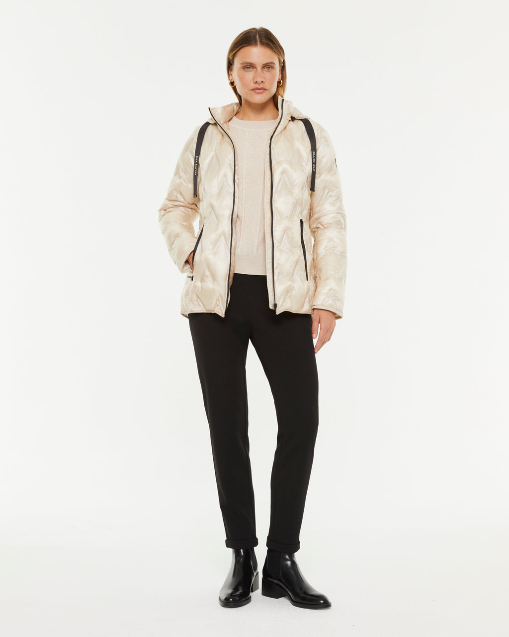 Doudoune blanche nacrée – Éclat hivernal et style affirmé