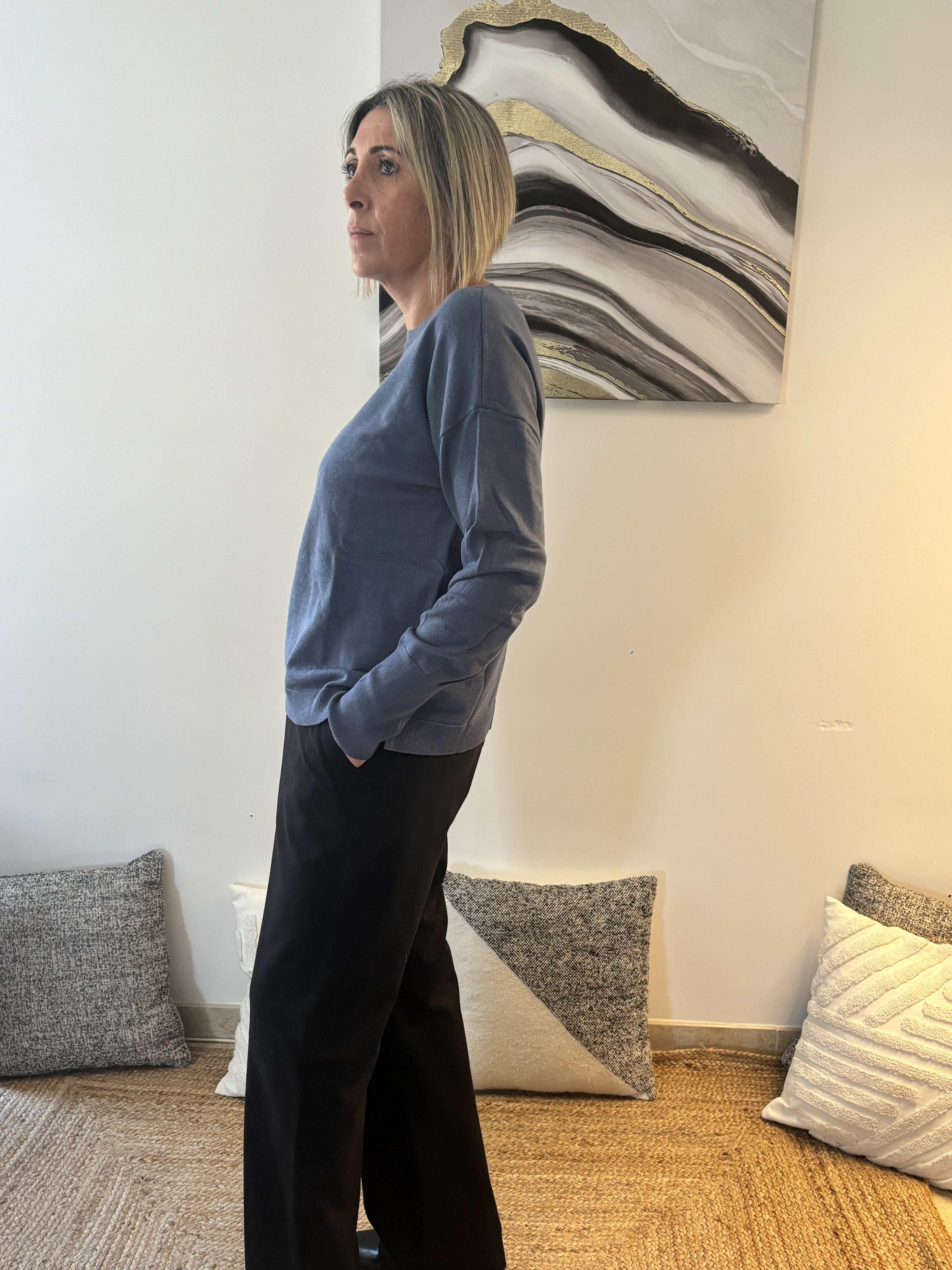 Pull bleu moderne – Silhouette allongée, style assumé