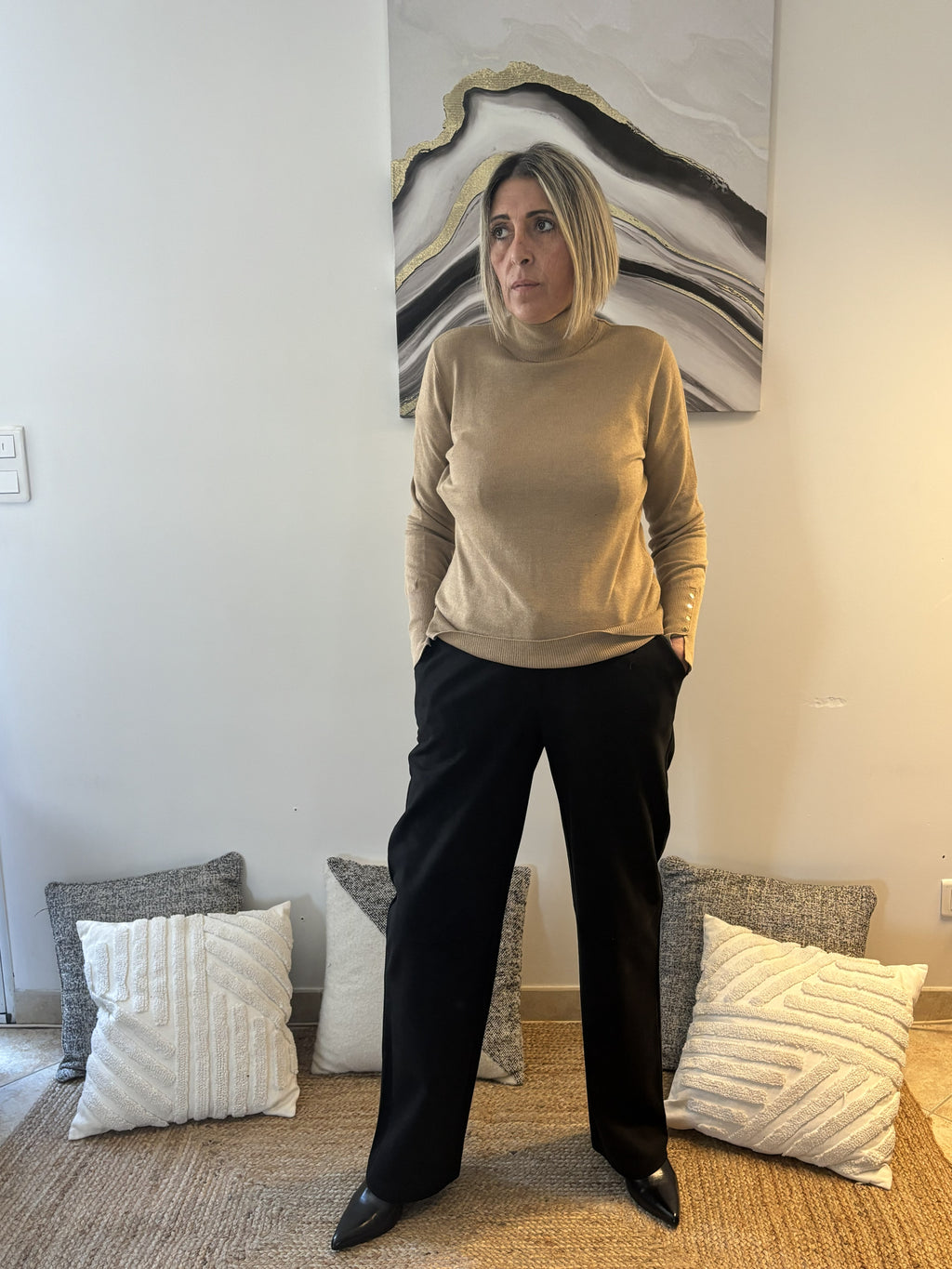 Pull camel à boutons dorés – Style raffiné et audacieux