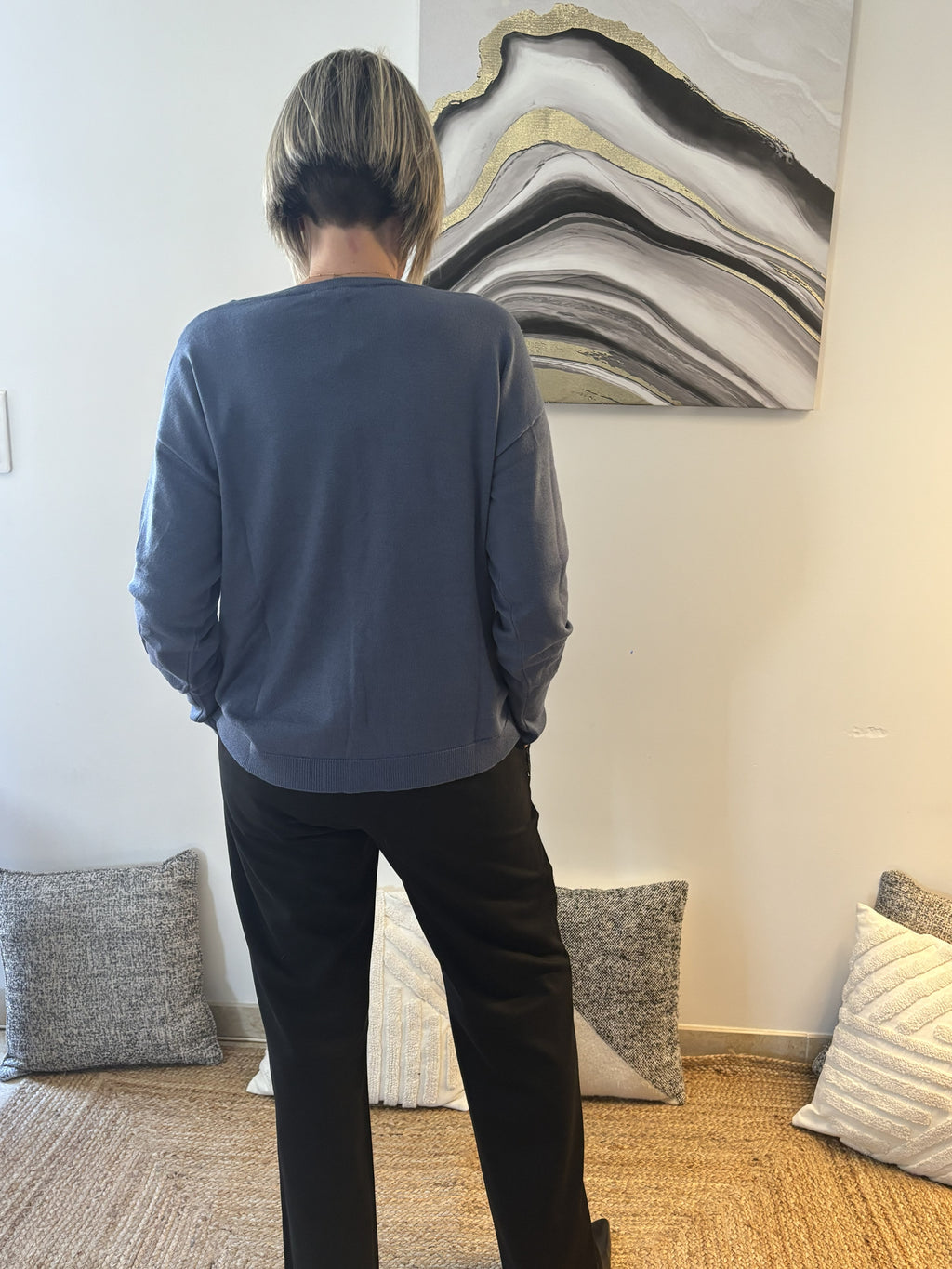 Pull bleu moderne – Silhouette allongée, style assumé