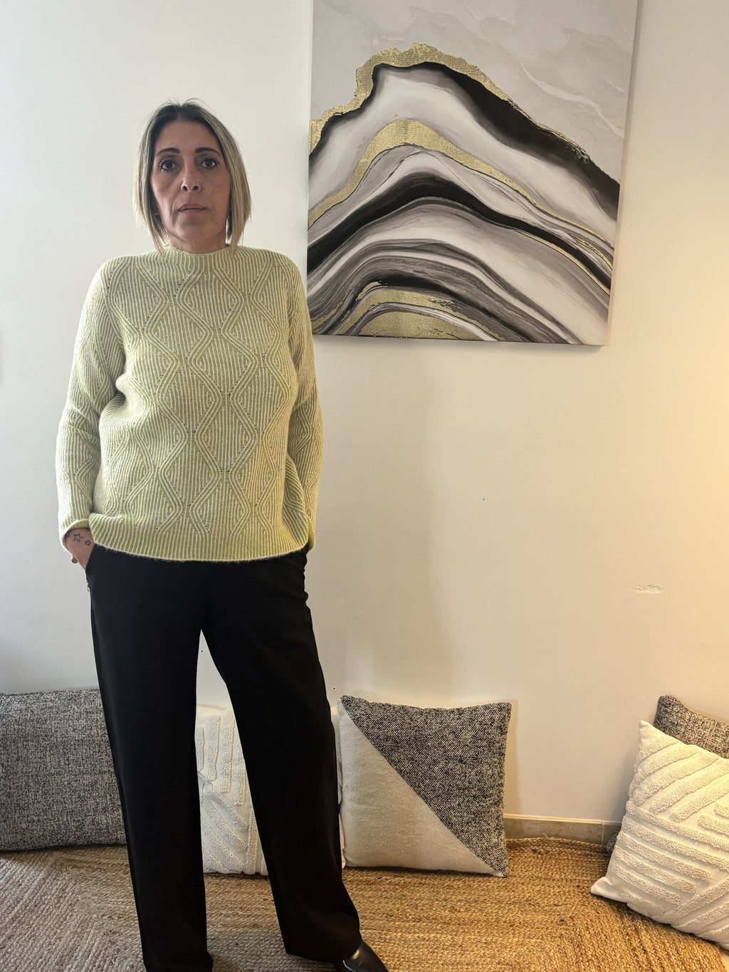 Pull femme vert anis en laine – motif losange chic et moderne