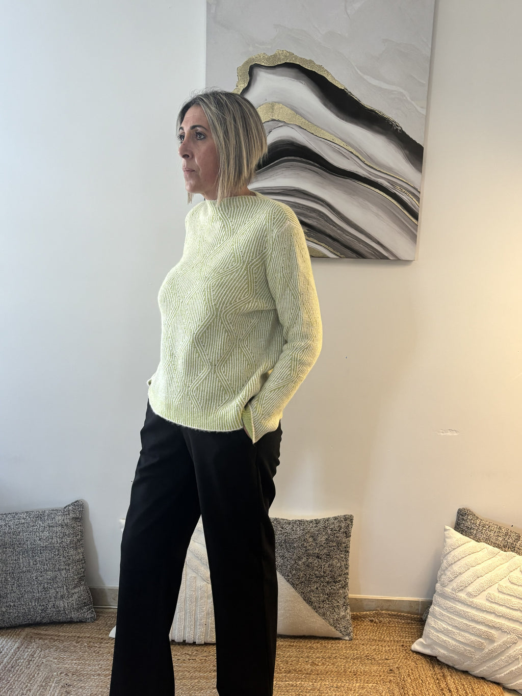 Pull femme vert anis en laine – motif losange chic et moderne