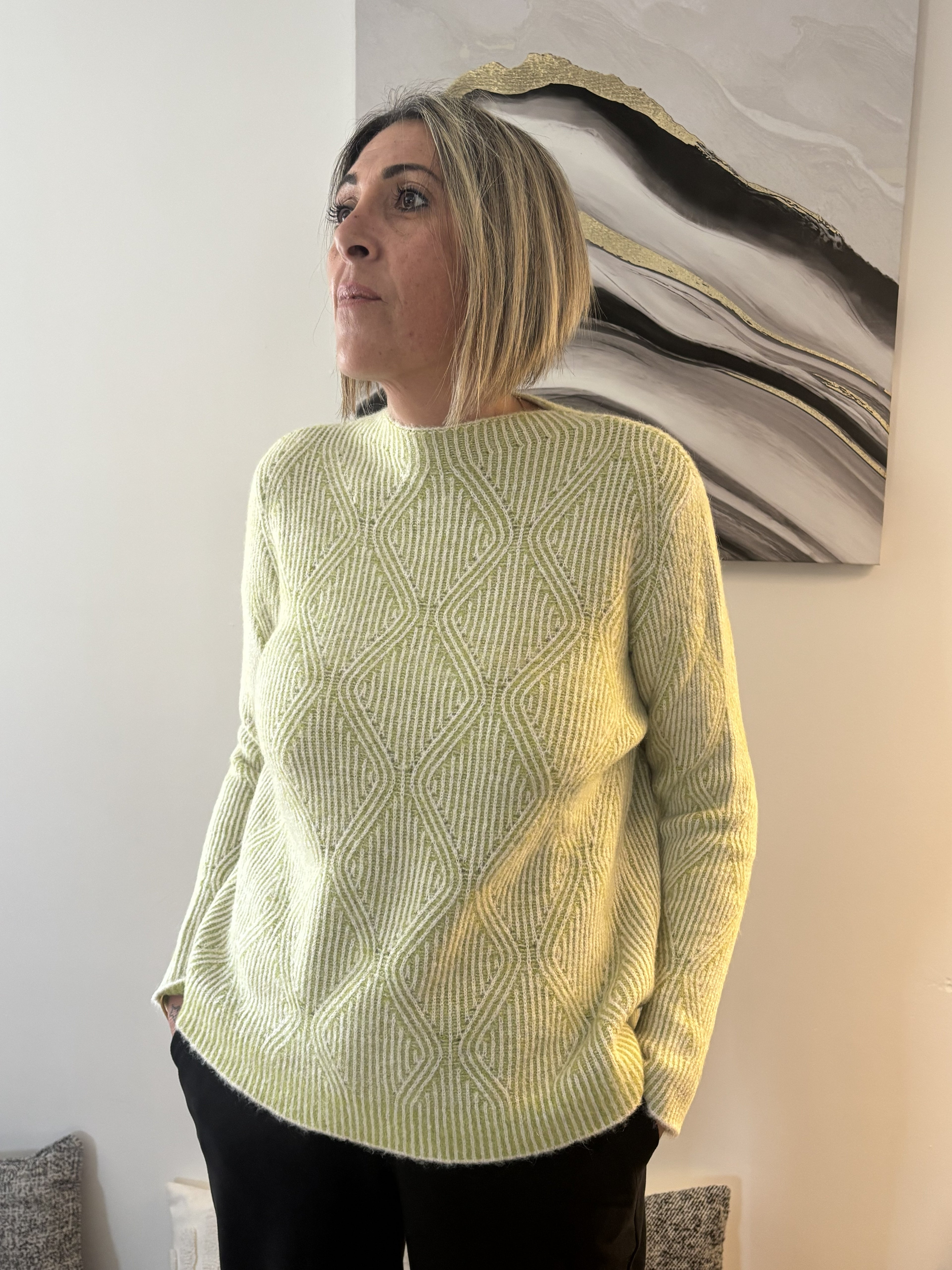 Pull femme vert anis en laine – motif losange chic et moderne