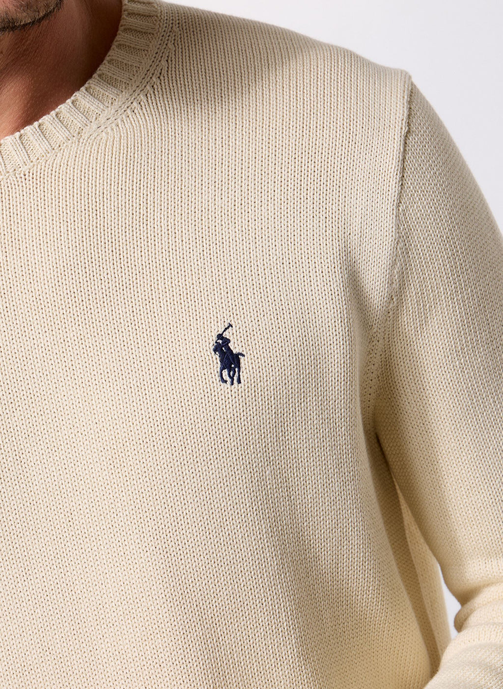 Pull beige col rond Ralph Lauren – Élégance contrastée, logo bleu audacieux