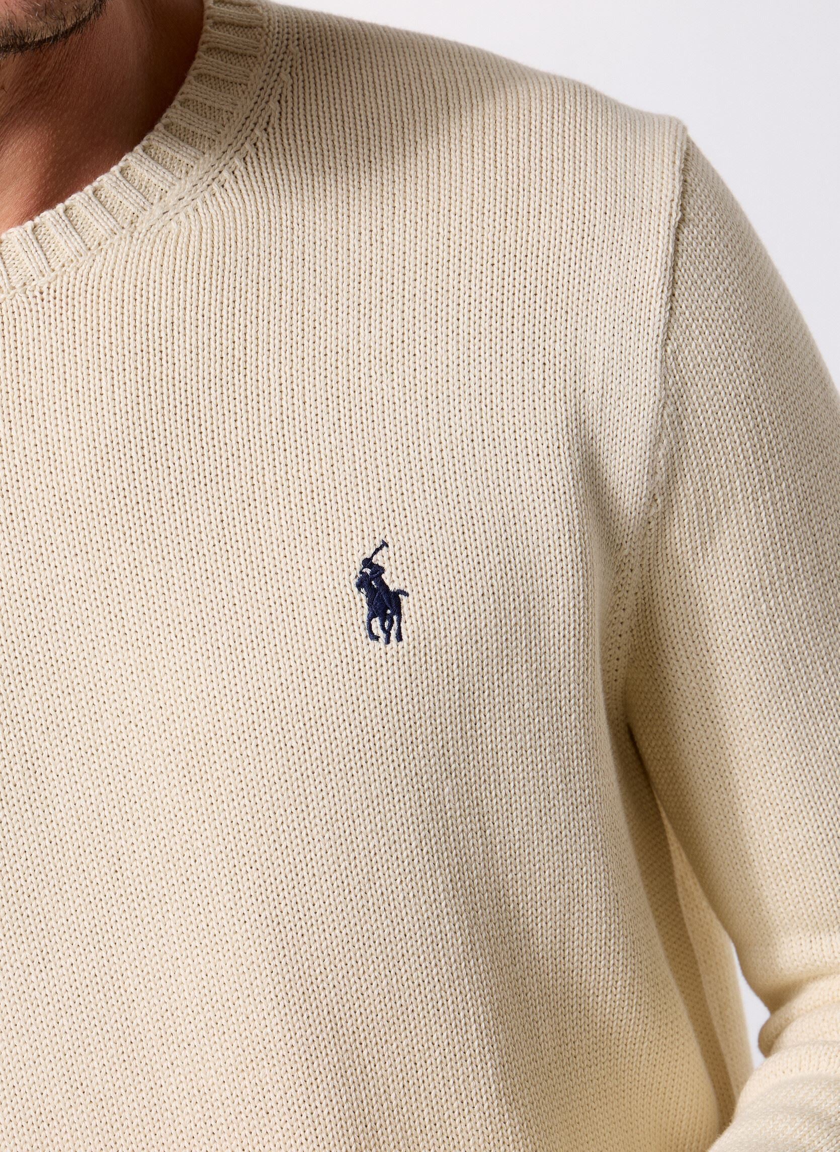 Pull beige col rond Ralph Lauren – Élégance contrastée, logo bleu audacieux