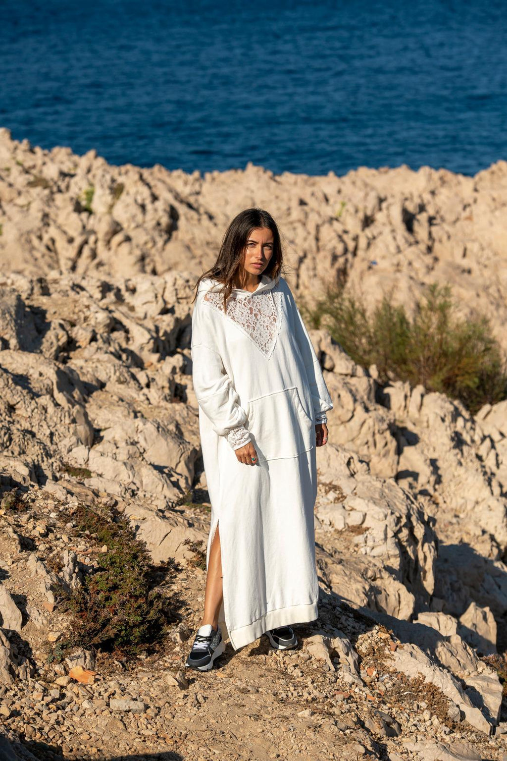 Urbaine & Raffinée : Robe Longue à Capuche et Dentelle