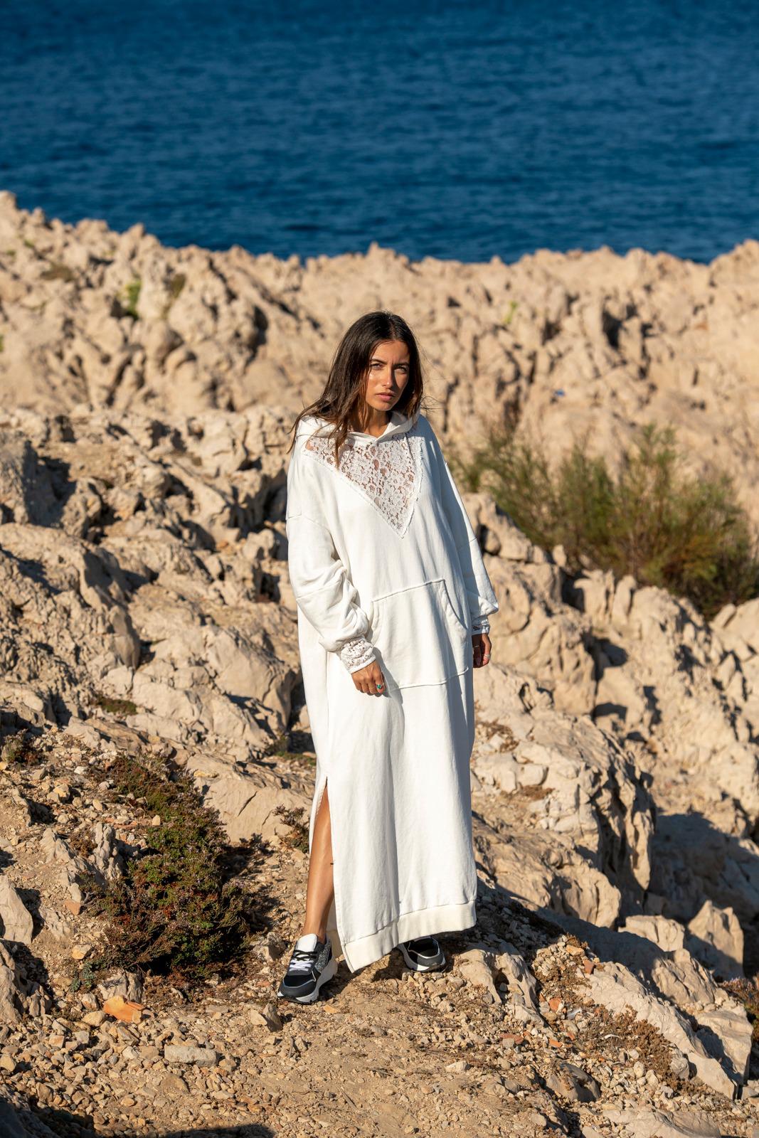 Urbaine & Raffinée : Robe Longue à Capuche et Dentelle