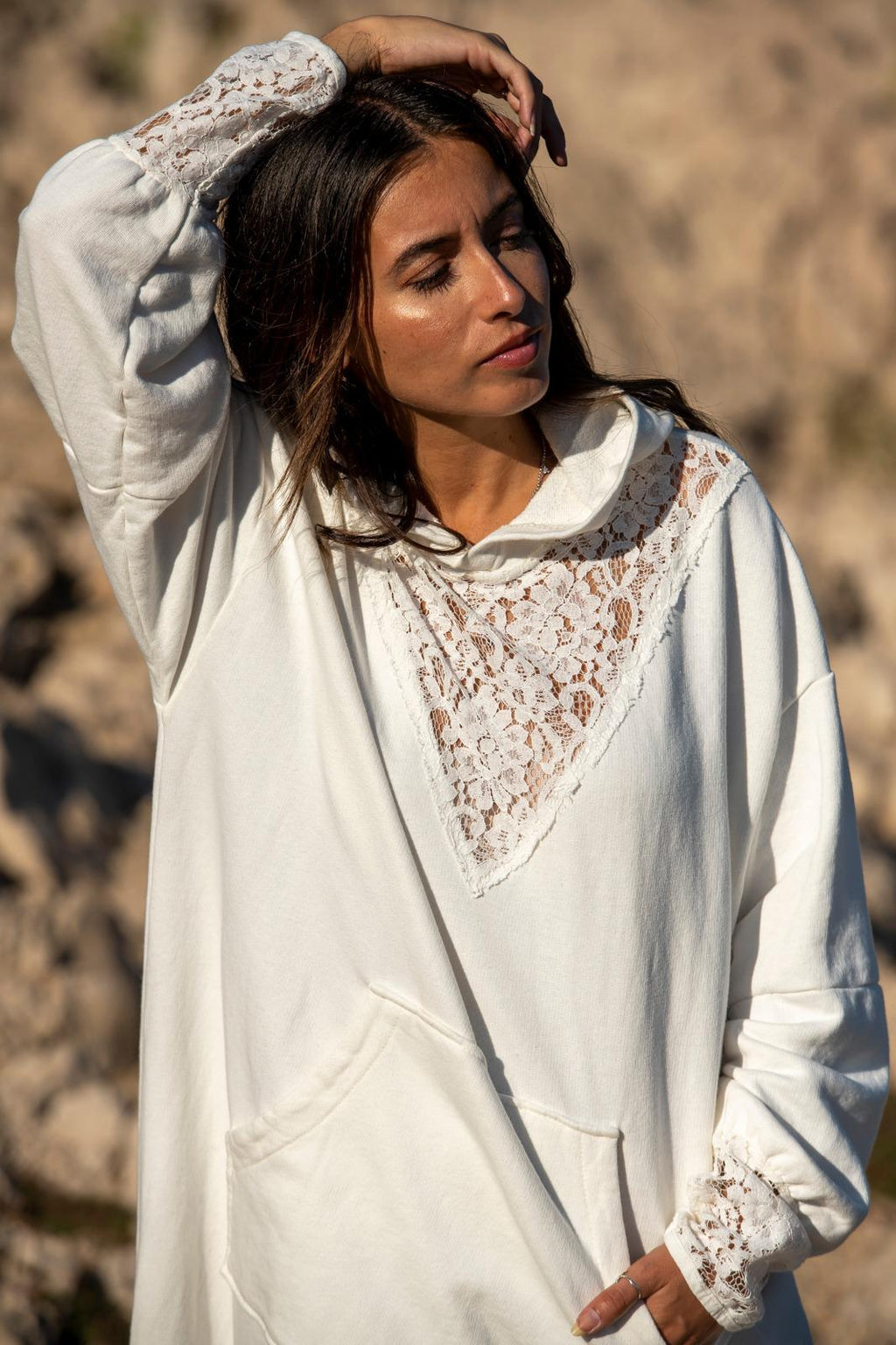 Urbaine & Raffinée : Robe Longue à Capuche et Dentelle