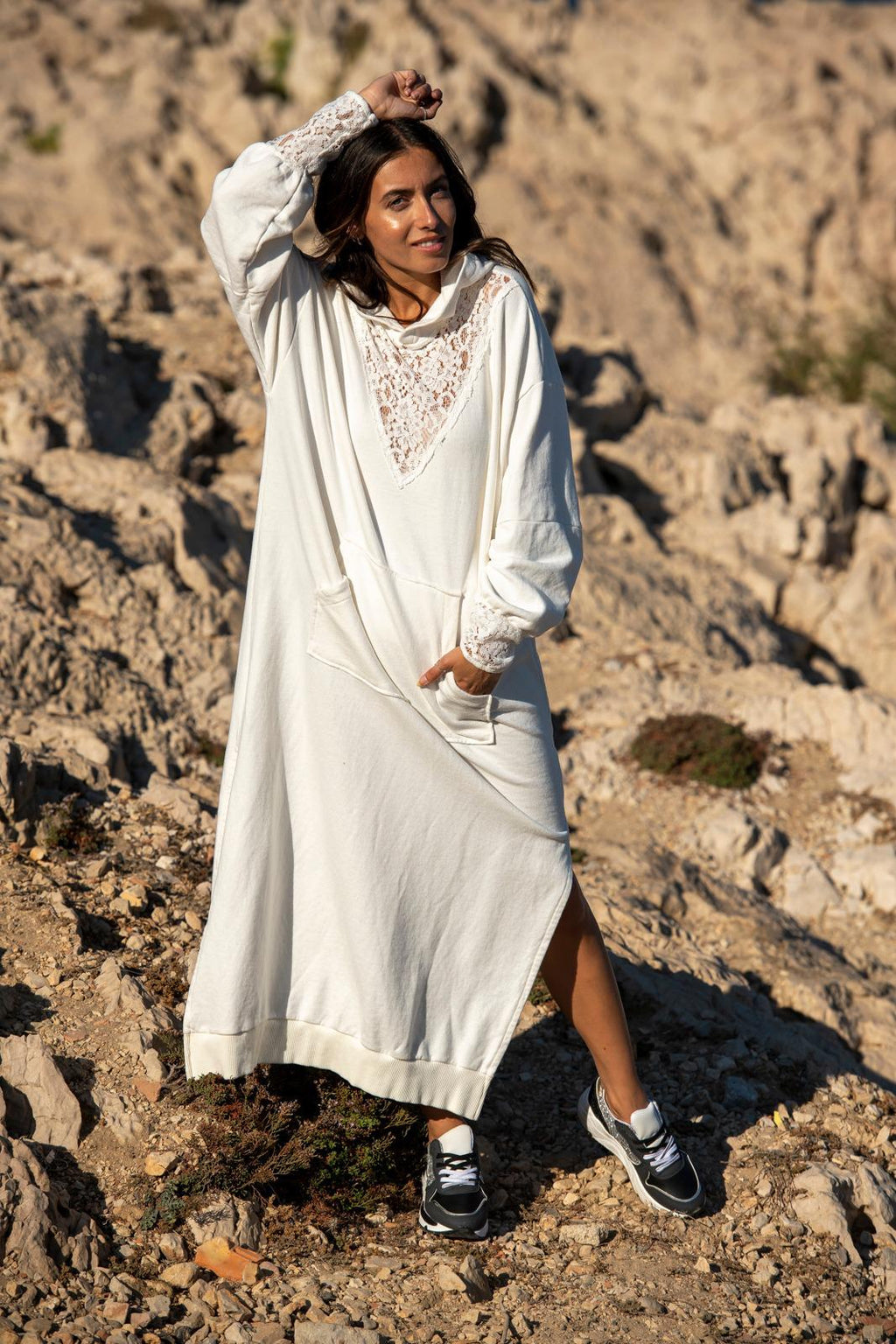 Urbaine & Raffinée : Robe Longue à Capuche et Dentelle