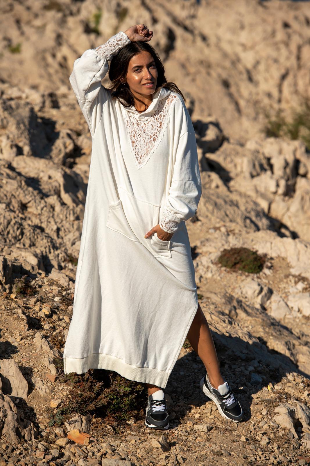 Urbaine & Raffinée : Robe Longue à Capuche et Dentelle